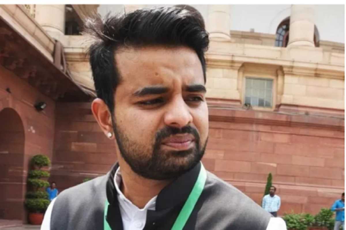 कर्नाटक : सेक्स वीडियो मामले में गिरफ्तार प्रज्वल रेवन्ना का मोबाइल एसआईटी ने किया जब्त, अपराध स्थल पर भी ले जाएगी कर्नाटक : सेक्स वीडियो मामले में गिरफ्तार प्रज्वल रेवन्ना का मोबाइल एसआईटी ने किया जब्त, अपराध स्थल पर भी ले जाएगी